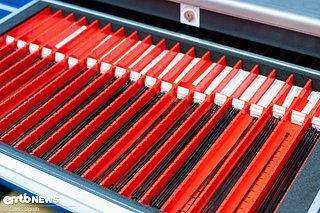 Im Einkaufspreis teuer, im Verkaufspreis sehr teuer – zum Preis der Carbonspeichen in den Cadex-Systemlaufrädern, die in einem Laufrad hängen, kauft sich manch anderer eine gute Felge.