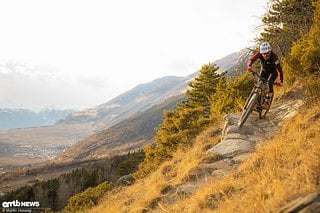 Auf dem Trail erfordern manche Richtungswwechsel einiges an Kraft, damit der schwere Bolide dahin fährt, wo man möchte.