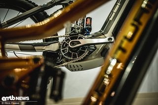 Die Farbe verrät es: in diesem E-MTB steckt ein Bosch Performance CX-Race.