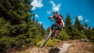 Stylisch und schnell - Steffi rockt über die Trails.