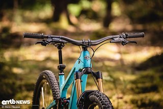 Perfekt für lange Trailtouren: Die Fox 36 mit Grip X2-Dämpfung und der komfortable Lenker aus Carbon. Perfekt für lange Trailtouren: Die Fox 36 mit Grip X2-Dämpfung und der komfortable Lenker aus Carbon.