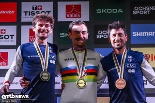 Der neue Weltmeister im E-Enduro heißt Adrien Dailly! Er siegte vor Hugo Pigeon und Damien Oton, die alle drei aus Frankreich kommen. Der neue Weltmeister im E-Enduro heißt Adrien Dailly! Er siegte vor Hugo Pigeon und Damien Oton, die alle drei aus Frankreich kommen.