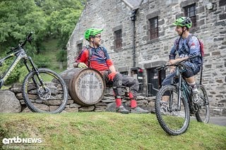 Fotograf und Ex Downhill Pro Dennis Stratmann und Weltenbummler Tobias Woggon durchstreifen die schottischen Highlands und suchen den perfekten Whiskey, ähm Trail natürlich