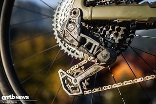 Geschaltet wird per brandneuer SRAM GX AXS Transmission.