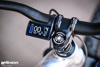 Das Display findet seinen Platz am Cockpit und wirkt klar ablesbar. Auch hier ist eine Ähnlichkeit mit Shimano erkennbar. Das Display findet seinen Platz am Cockpit und wirkt klar ablesbar. Auch hier ist eine Ähnlichkeit mit Shimano erkennbar.