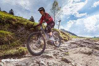 Das Cube Sting WLS Hybrid 140 SL 500 liegt satt auf dem Trail