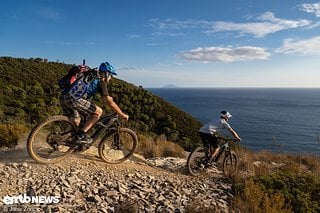 Am Capo Stella warten eher kurze Trails aber dafür mit bester Aussicht