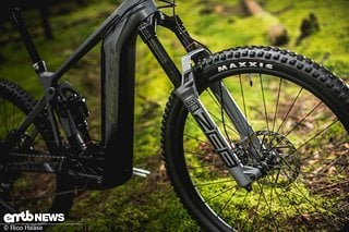 An der Front sorgt eine RockShox Zeb Ultimate für Komfort