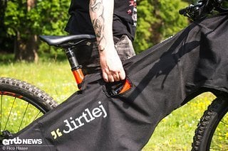 Der Clou: Das E-MTB lässt sich mit angelegtem Dirtlej Bikewrap noch schieben