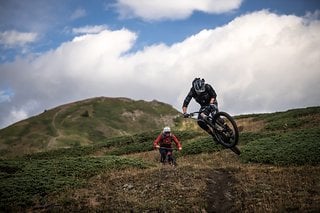 Kathi Kuypers, Olly Wilkins und der Fotograf Nathan Hughes haben im Aostatal sichtlich viel Spaß