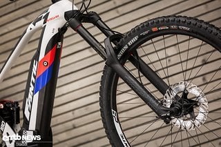 An der Front werkelt eine RockShox Lyrik-Federgabel mit 180 mm Federweg.