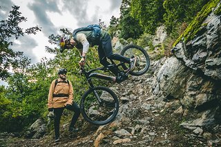 Spitzkehren mit dem E-MTB – sicherlich ein spannendes Fahrmanöver und für viele aus der Community eine echte Herausforderung.