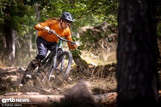 Ins Bike integriert dank großem Hauptrahmen und in Kombination mit dem guten Fahrwerk, werden trotz hoher Dynamik und verspieltem Charakter auch ruppige Streckenabschnitte gut gemeisert. Ins Bike integriert dank großem Hauptrahmen und in Kombination mit dem guten Fahrwerk, werden trotz hoher Dynamik und verspieltem Charakter auch ruppige Streckenabschnitte gut gemeisert.
