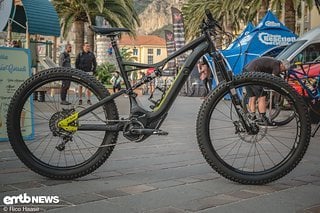 Natürlich fährt das Team von Specialized immer mal wieder mit dem beliebten Turbo Levo, das sie dabei hatten