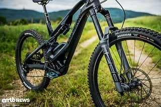 Das Fahrwerk des Lapierre Overvolt GLP2 Team ist vor allem an der Front, mit der RockShox Zeb Ultimate, ein wahres Gedicht.