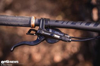 Gebremst wird mit einer Shimano-Bremse deren Bremshebel leider recht unergonomisch ist.