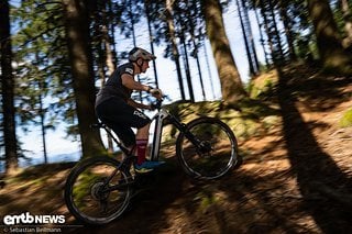 Hier wird die Positionierung des Fahrers im steilen Gelände optimal ersichtlich.