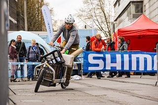 Beim Cargo-Bike Rennen müssen die Bikes vor dem Absolvieren der Rennstrecke erst beladen werden.