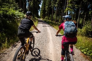 Auf dem Schotterweg ist genug Zeit, um miteinander zu quatschen und den eben befahrenen Trail Revue passieren zu lassen.