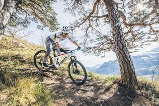 Die Schweizer Mountainbikerin Nathalie Schneitter ist mehrfache Weltmeisterin mit dem E-MTB – und auch bei UCI-Rennen mit dem Bosch E-Bike ABS unterwegs.