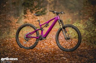 Das Crussis E-Full 12.11-PRO X setzt auf den DJI Avinox-Motor mit 800-Wh-Batterie und verfügt über 160 mm Federweg an der Front sowie 150 mm am Heck. Preislich liegt das 29 Carbon Bike bei rund 12.000 €.