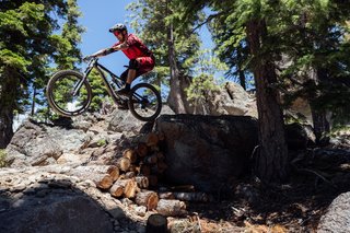 Doppelbrücke und Halbschale sind zwar etwas unorthodox, mit dem Extra an Sicherheit durch das satte Fahrwerk, lässt sich mit dem Kenevo aber sowohl auf wilden Trails, als auch im Park Spaß haben.