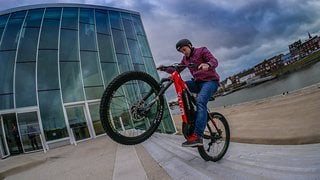 Tom Cardy, FMB Welttournee-Gewinner und U.K Dirt Jump Champion, fährt jetzt Haibike