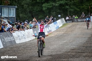 Jubel und laute Freudenschreie! Nathalie fährt als erste über die Ziellinie und gewinnt damit das historische Rennen!