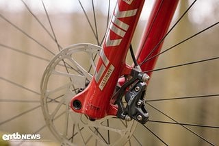 Passend zur Gabel: kompakte SRAM Guide Ultimate-Scheibenbremsen mit 200-mm-Bremsscheiben