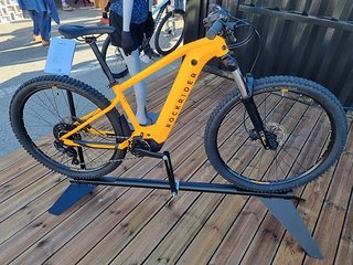 In freundlichem Gelb steht das wohl günstigste der neuen E-EXPL Bikes auf der Rock d'Azur.