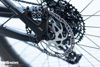 30° Außentemperatur, hohes Tempo und steiles Gelände stellten Bremse und Motor vor Herausforderungen 30° Außentemperatur, hohes Tempo und steiles Gelände stellten Bremse und Motor vor Herausforderungen