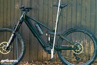 Mit Kurbel im Totpunkt und ausgefahrenem Sattel lässt sich am Gliedermessstab deutlich ablesen, warum man die Sattelhöhe anpassen sollte.