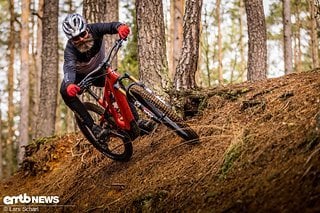 Shredden auf dem E-MTB: Es schadet nicht, dabei einen Chromhelm zu tragen!