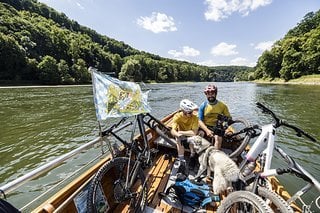 Mit der Zille geht's durch den Donaudurchbruch zum Einstieg der Trails bei Kloster Weltenburg. Mit der Zille geht's durch den Donaudurchbruch zum Einstieg der Trails bei Kloster Weltenburg.