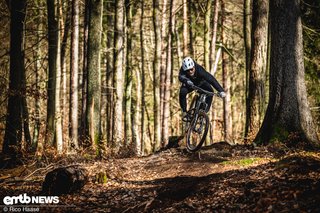 Auf dem Trail fährt sich das Stance E+ spaßig.