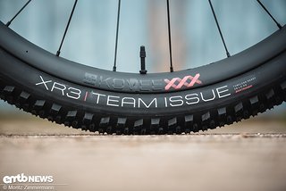 Das Topmodell rollt auf leichten Carbon-Laufrädern von Bontrager mit passenden XR3-Reifen