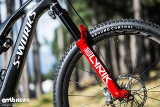 Auch Sofia setzt auf Farbe und verbaut eine rote RockShox Lyrik Ultimate.