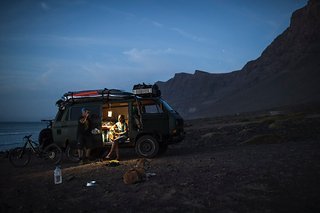 Gerade treibt sich Markus mit seiner Frau, dem Hund, E-Bikes, Foto-Equipment und Surfbrettern irgendwo auf den Kanaren herum