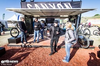 Wir waren ziemlich lange am Canyon-Stand und haben versucht Informationen darüber zu bekommen, ob sie ein E-Bike herausbringen, wie überall gemunkelt wird. Wir konnten leider nur herausfinden, dass dieses Jahr kein E-Bike auf den Markt kommen wird