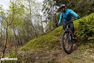 Innere Linie wählen, zentral tief gehen. Bike, geneigt, Blick in Kehre lenken!