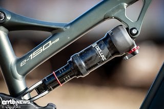 Am Heck verwaltet ein abgespeckter RockShox Deluxe Select+ die 150 mm Federweg des Viergelenker-Hinterbaus.