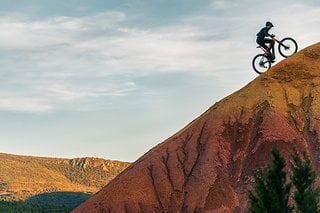 Dieses E-MTB ist schnell im Downhill und klettert souverän.