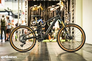 Velduro stellt mit dem Rogue X einen E-Enduro Prototyp vor, der auf Carbon und 170 mm Federweg setzt. Velduro stellt mit dem Rogue X einen E-Enduro Prototyp vor, der auf Carbon und 170 mm Federweg setzt.