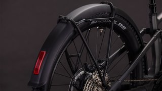 Mit eigenem Gepäckträger, Beleuchtung und Schutzblech bekommt man mit dem Stereo Hybrid ein preiswertes SUV-E-Bike.