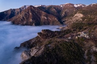 Ligurien ist nicht unbedingt weniger hochalpin als Innsbruck, aber bergauf besser fahrbar: E-MTB sind hier daher für Katharina und Harald die beste Wahl.