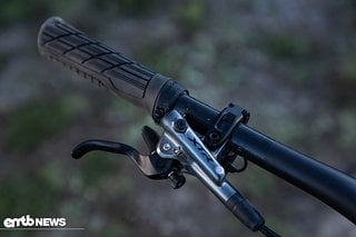 Gebremst wird mit hochwertigen, noblen Shimano XTR-Bremsen, die das 19 Kilo leichte Bike locker zum Stehen bringen.