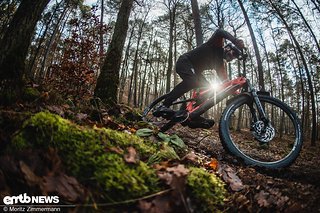 Dank dem 160-mm-Fahrwerk mit Produkten von RockShox macht dieses E-MTB auf so ziemlich jedem Trail Spaß.