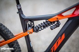 Auffällig und absolut im Trend: der massive Stahlfederdämpfer von RockShox