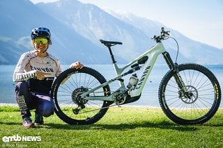 Ines Thoma, erfolgreiche Racerin und Mama, zeigt uns stolz ihr neues Canyon Strive:ON,