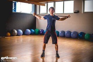 Neben Krafttraining spielen auch Dehnung und Erholung eine wichtige Rolle